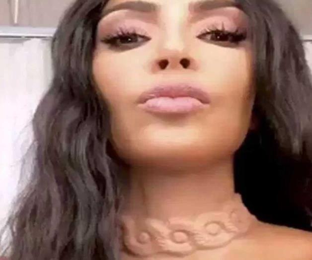 Kim se ‘implanta’ un collar en la piel Kim se ‘implanta’ un collar en la piel