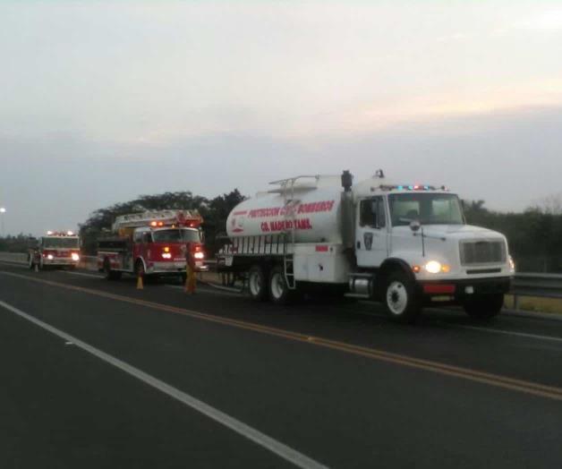 Se abocan bomberos a sofocar incendio en predio que sufriera invasión hace un año Se abocan bomberos a sofocar incendio en predio que sufriera invasión hace un año