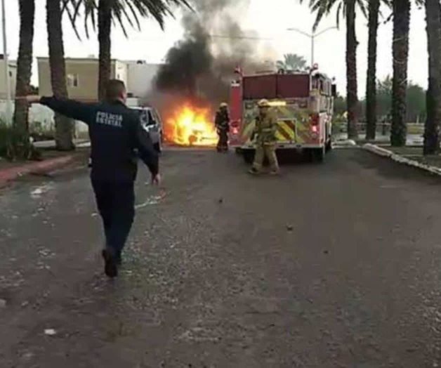 Disparan a vehículo y conductor muere calcinado Disparan a vehículo y conductor muere calcinado