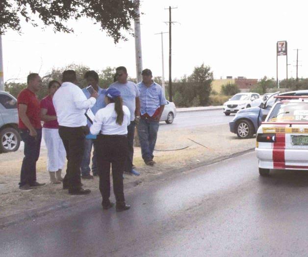 Pierde control del auto y golpea a un taxista Pierde control del auto y golpea a un taxista