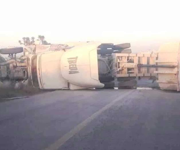 Sale trailero ileso de aparatosa volcadura Sale trailero ileso de aparatosa volcadura