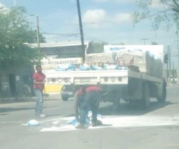 Cae cemento de plataforma, casi provoca accidente