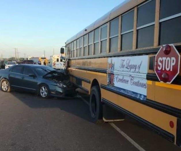 Embisten a autobús escolar en accidente múltiple Embisten a autobús escolar en accidente múltiple