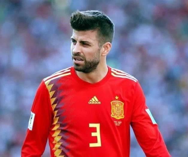 Detienen a Piqué por circular sin licencia Detienen a Piqué por circular sin licencia