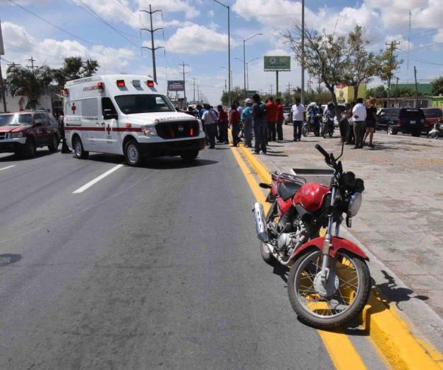 Proyectan vs. poste a un motociclista Proyectan vs. poste a un motociclista