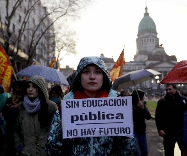 Universidades argentinas en pie de guerra por el ajuste Universidades argentinas en pie de guerra por el ajuste