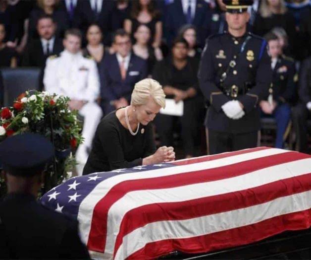Despiden a John McCain en Washington