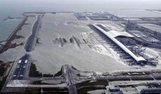 El aeropuerto internacional de Kansai, en Osaka (Japón), parcialmente inundado por las lluvias del tifón.