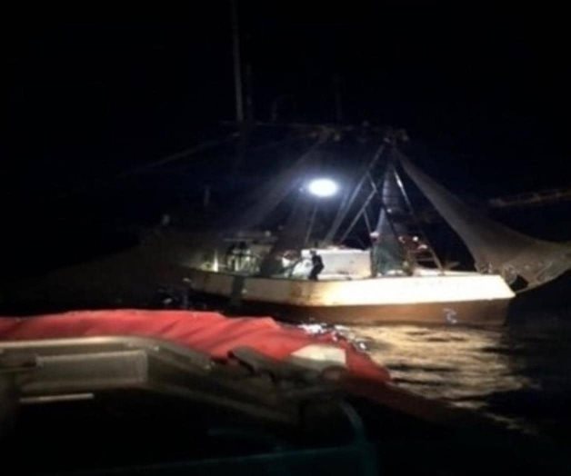 Asisten a embarcación pesquera que estaba a punto de hundirse en la Isla Asisten a embarcación pesquera que estaba a punto de hundirse en la Isla