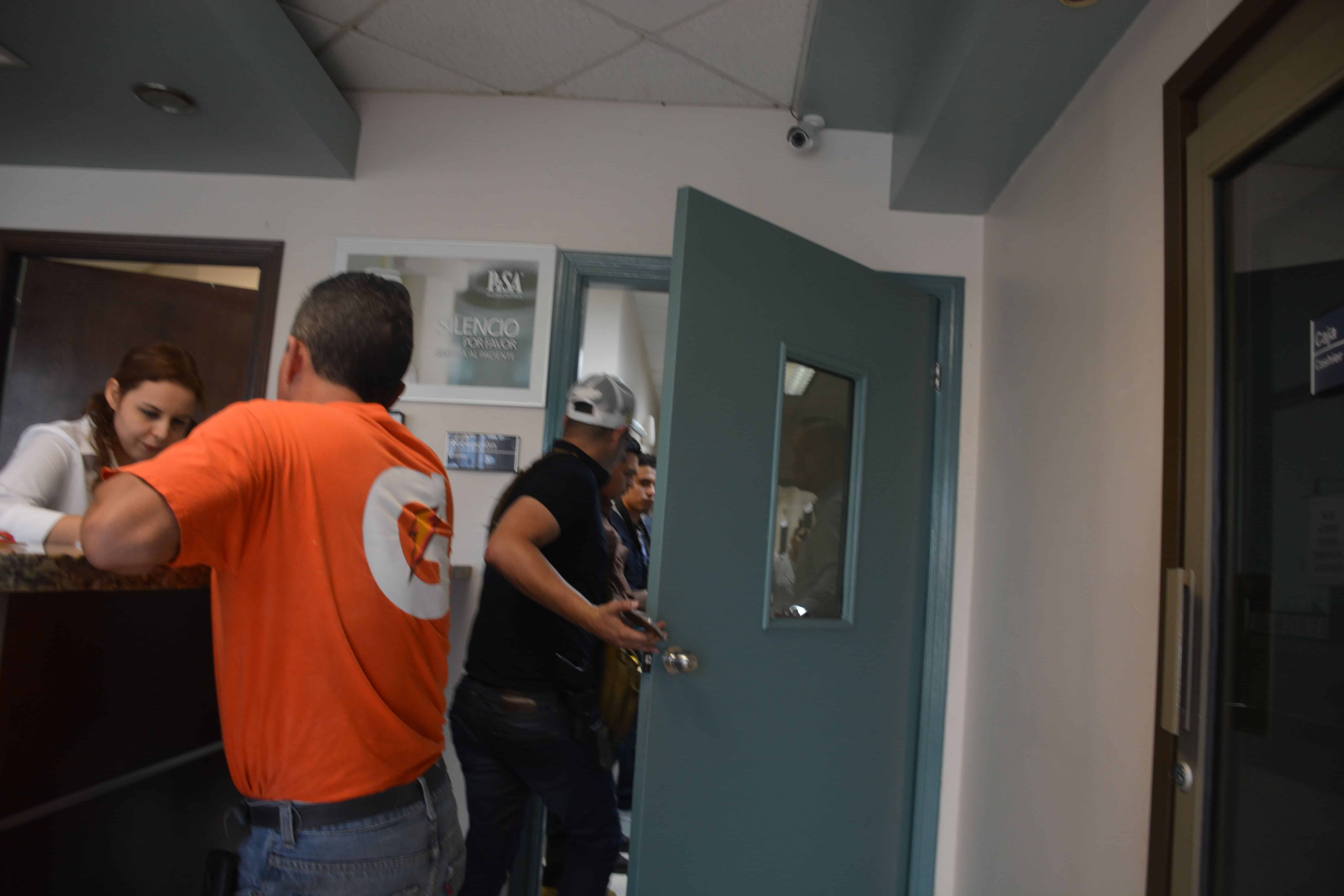 Policías investigadores se constituyeron en el Hospital Las Fuentes para el inicio de la carpeta de investigación.