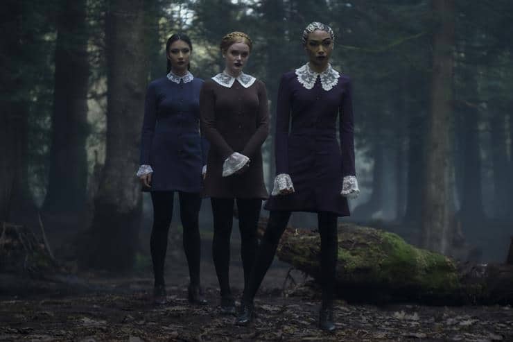 Las hermanas Agatha (Adeline Rudolph), Prudence (Tati Gabrielle) y Dorcas (Abigail Cowen)