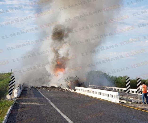 Incendio de pipa de Titsa provoca cierre de carretera Victoria-Matamoros en Las Norias