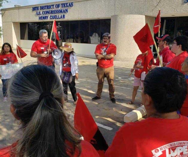 Protestan contra Cuellar por votar para reducir salario a trabajadores agrícolas