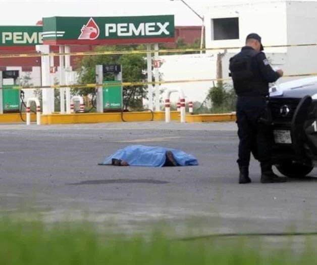 Encuentran muerto a despachador de gasolinera en Monterrey