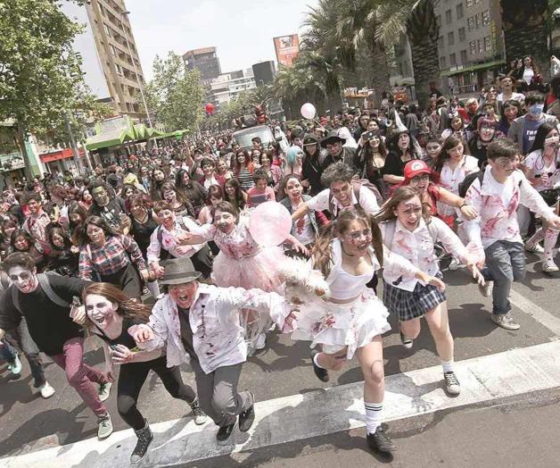 Cientos de zombis ‘asustan’ en las calles de Santiago