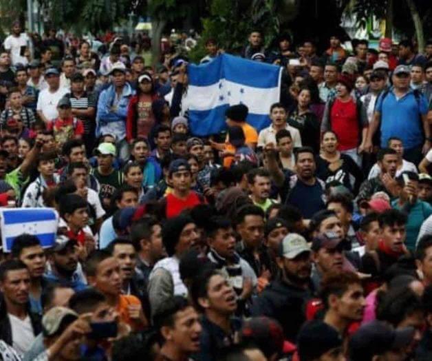 Hondureños derriban puerta para cruzar a México Hondureños derriban puerta para cruzar a México