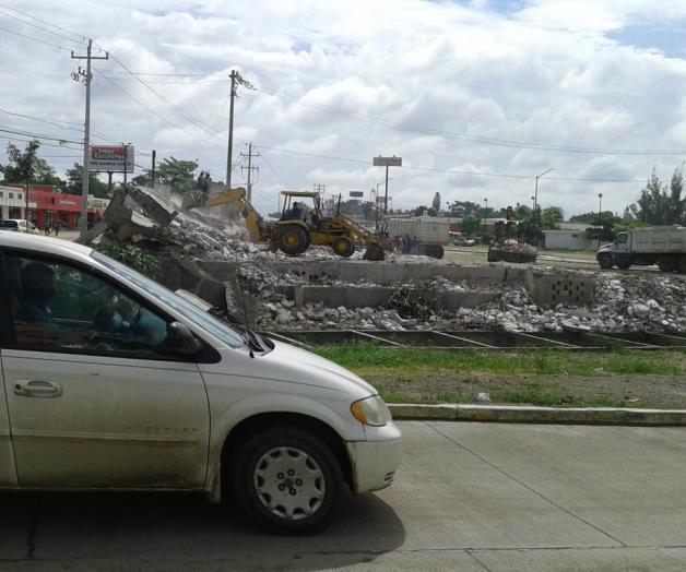 Demuelen un edificio en el área municipal