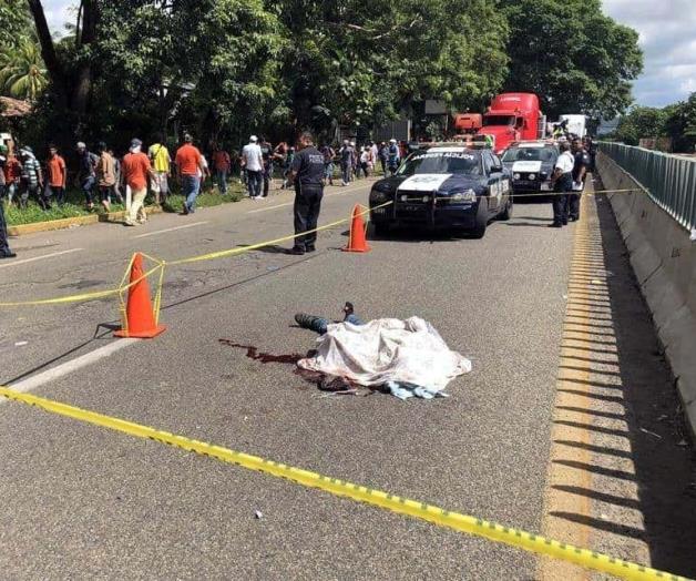 Integrante de caravana migrante muere tras caer de camioneta que le daba aventón