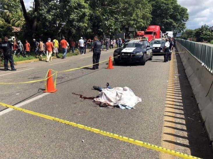 Integrante de caravana migrante muere tras caer de camioneta que le daba aventón Integrante de caravana migrante muere tras caer de camioneta que le daba aventón