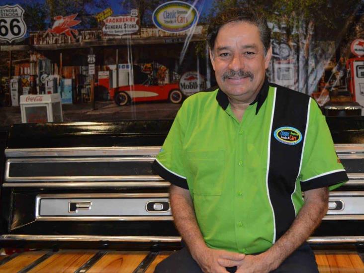 Mantiene vigente su pasión por autos clásicos y antiguos Mantiene vigente su pasión por autos clásicos y antiguos