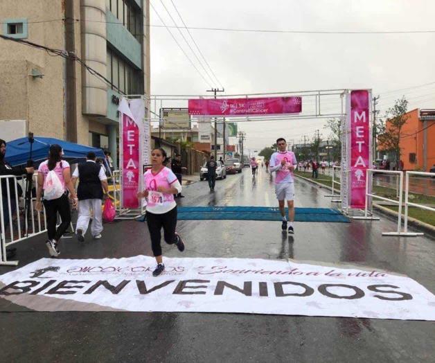 Carrera contra el cáncer; ni frío ni lluvia los detuvo