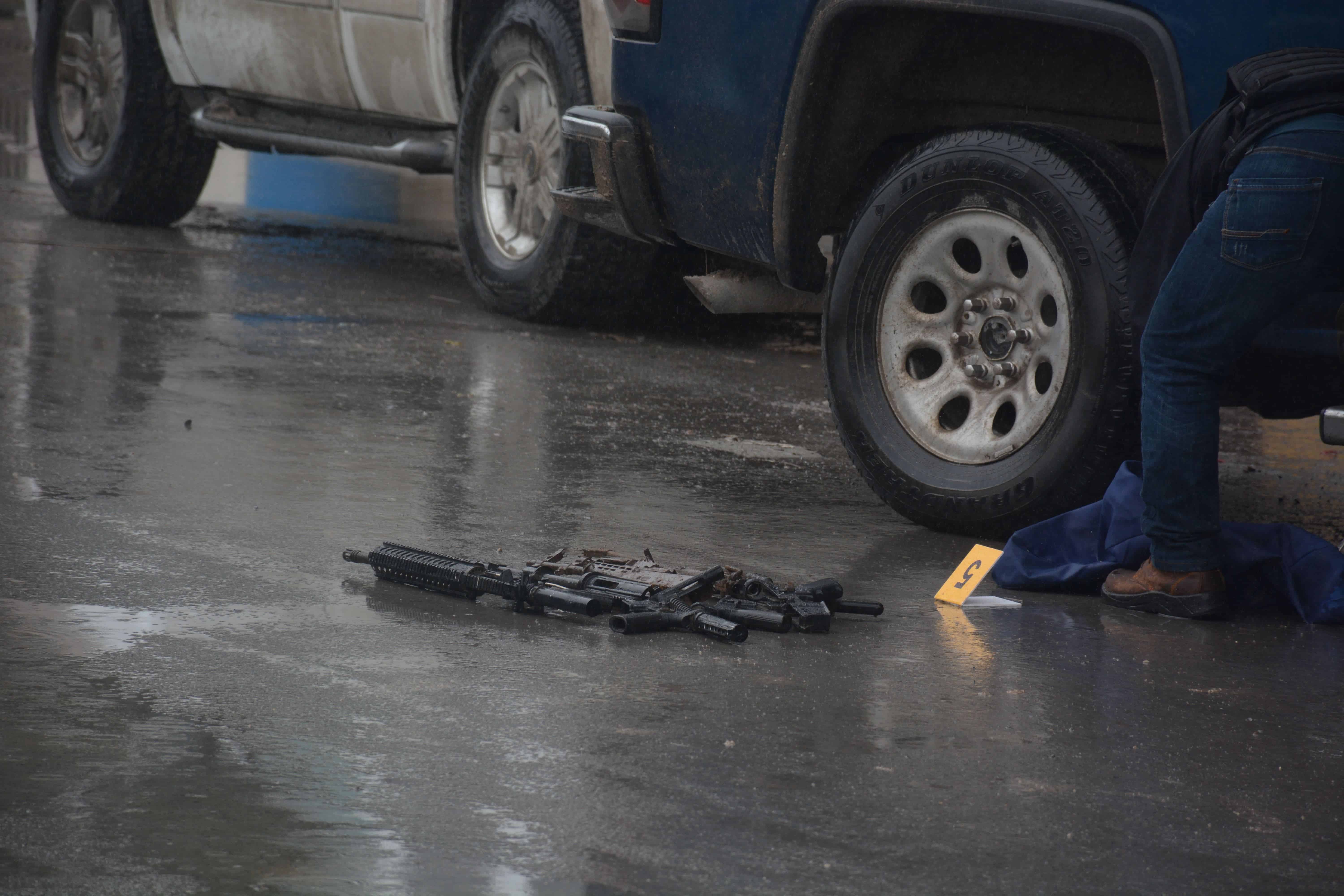 Entre los “cuernos de chivo” había un fusil calibre 50 con aditamentos.