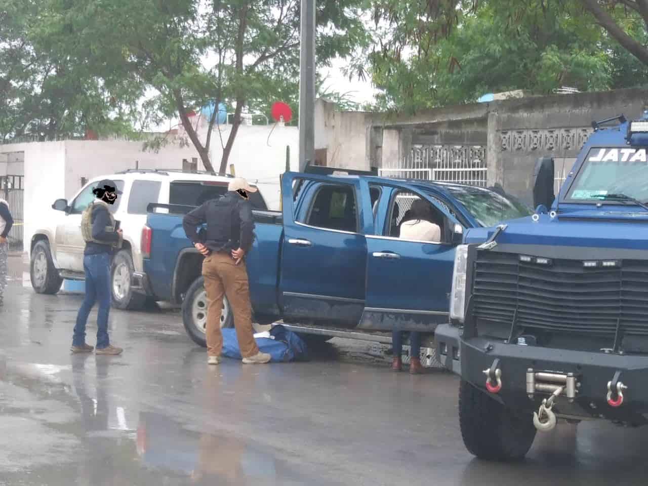 Hasta aquí llegaron los delincuentes y abandonaron la camioneta junto con las armas que emplearon para atacar a los estatales.