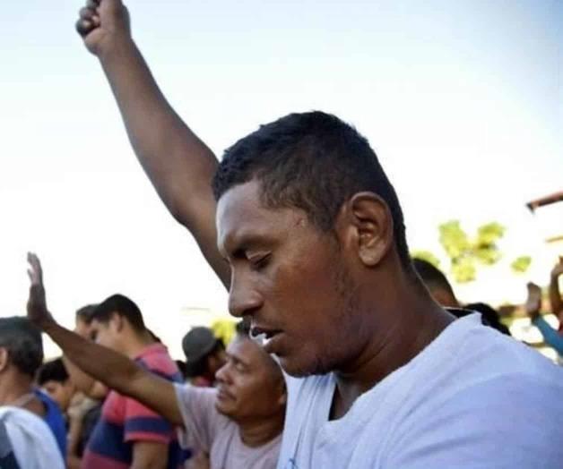 Caravana guarda luto por migrante muerto