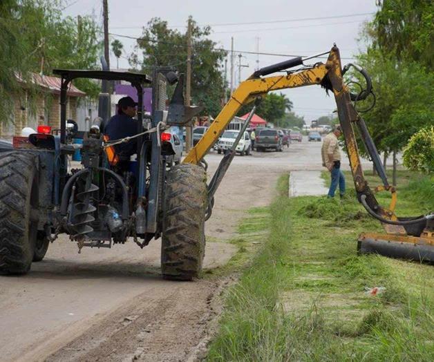 Trabajan en limpieza de las áreas verdes