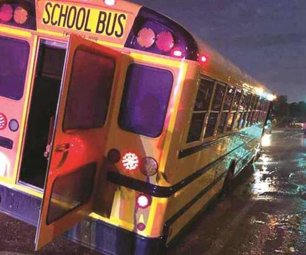 Por poco se voltea, tras caer en hueco