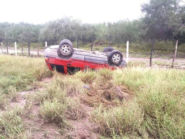 Se vuelca al esquivar un montón de tierra Se vuelca al esquivar un montón de tierra