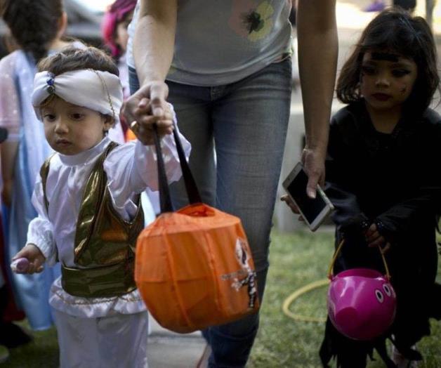Piden a automovilistas respetar a niños en celebración de Halloween