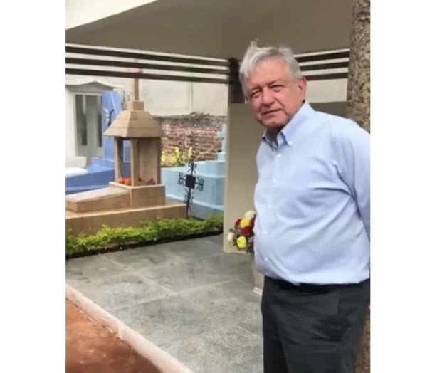 Visita AMLO la tumba de su ex esposa, en Villahermosa