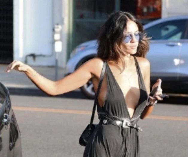 Eiza pasea por las calles sin sostén