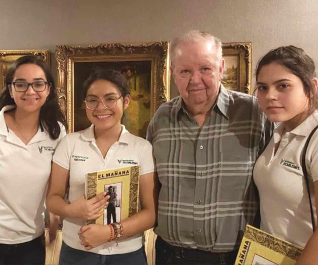 Entrevistan estudiantes a don Heriberto Deándar Martínez