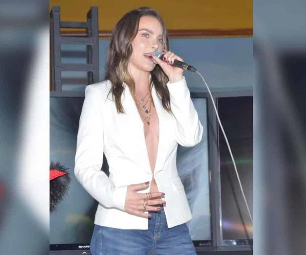 VIDEO: Pronunciado escote de Belinda incomoda a su padre