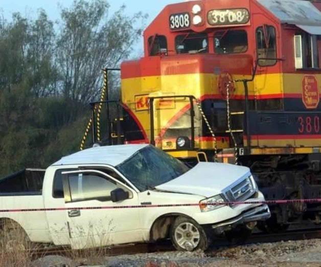 Muere conductor tras ser embestido por el tren en NL Muere conductor tras ser embestido por el tren en NL