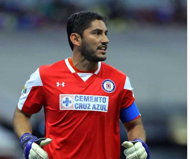 Motiva a Chuy Corona inicio de Cruz Azul