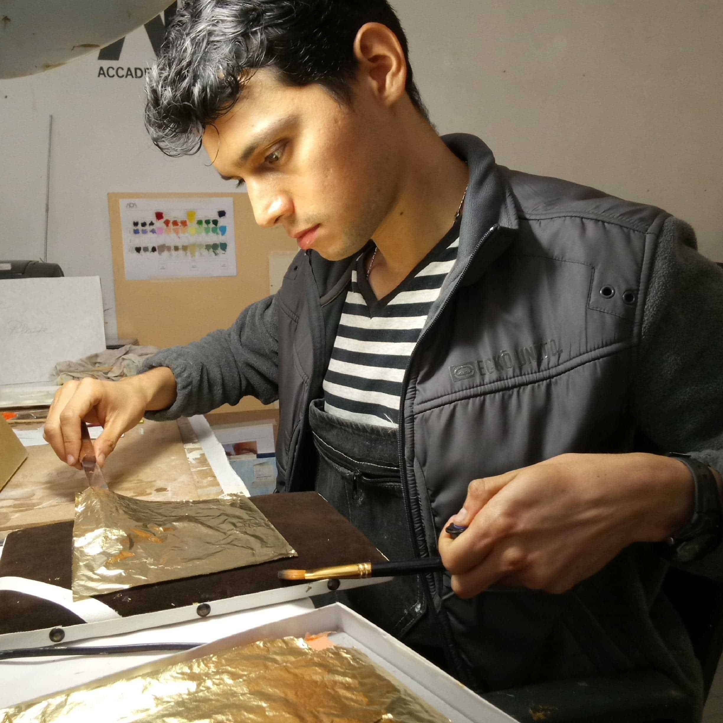 TRABAJANDO. Pintura sobre hoja de oro.