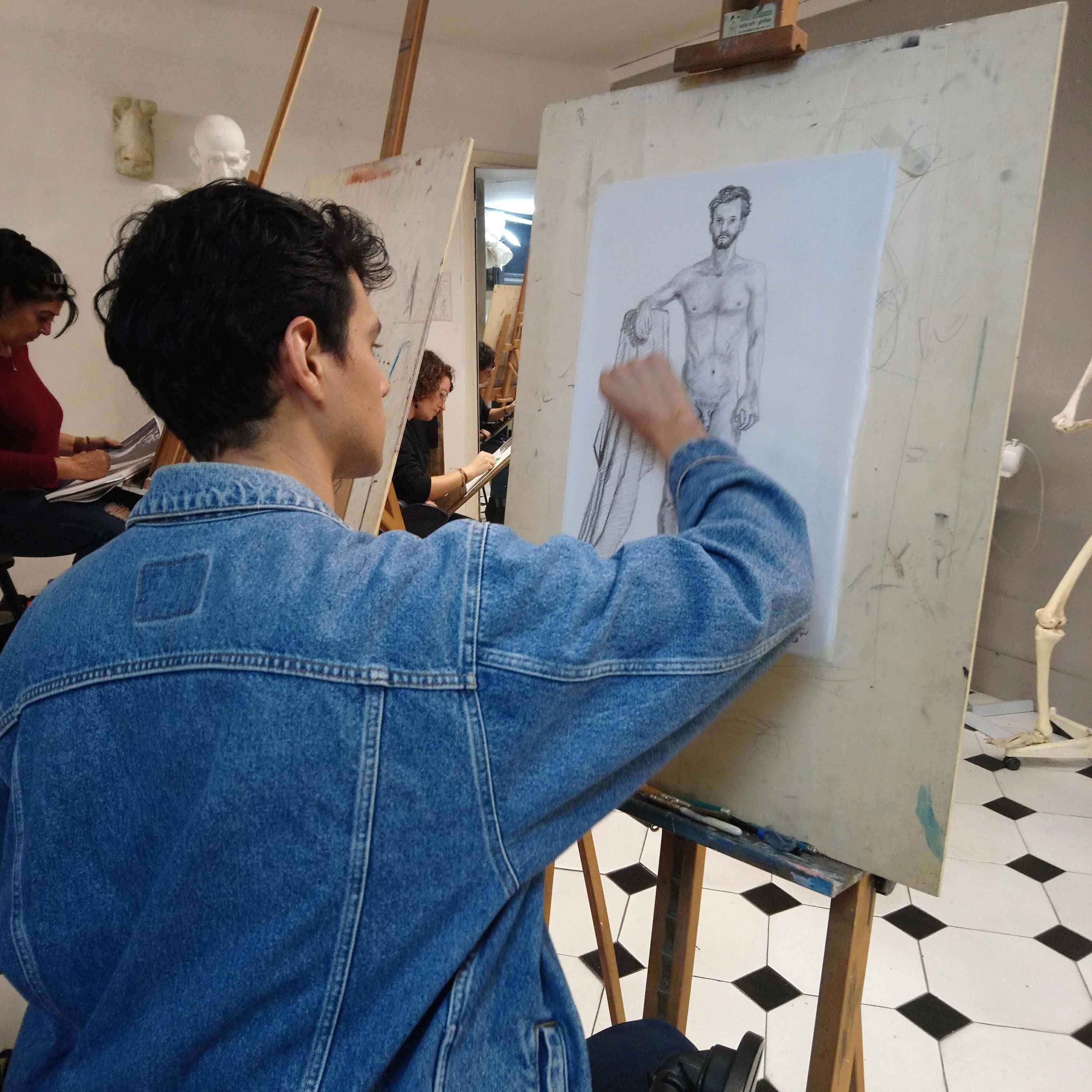APRENDE. En su taller de dibujo clásico.