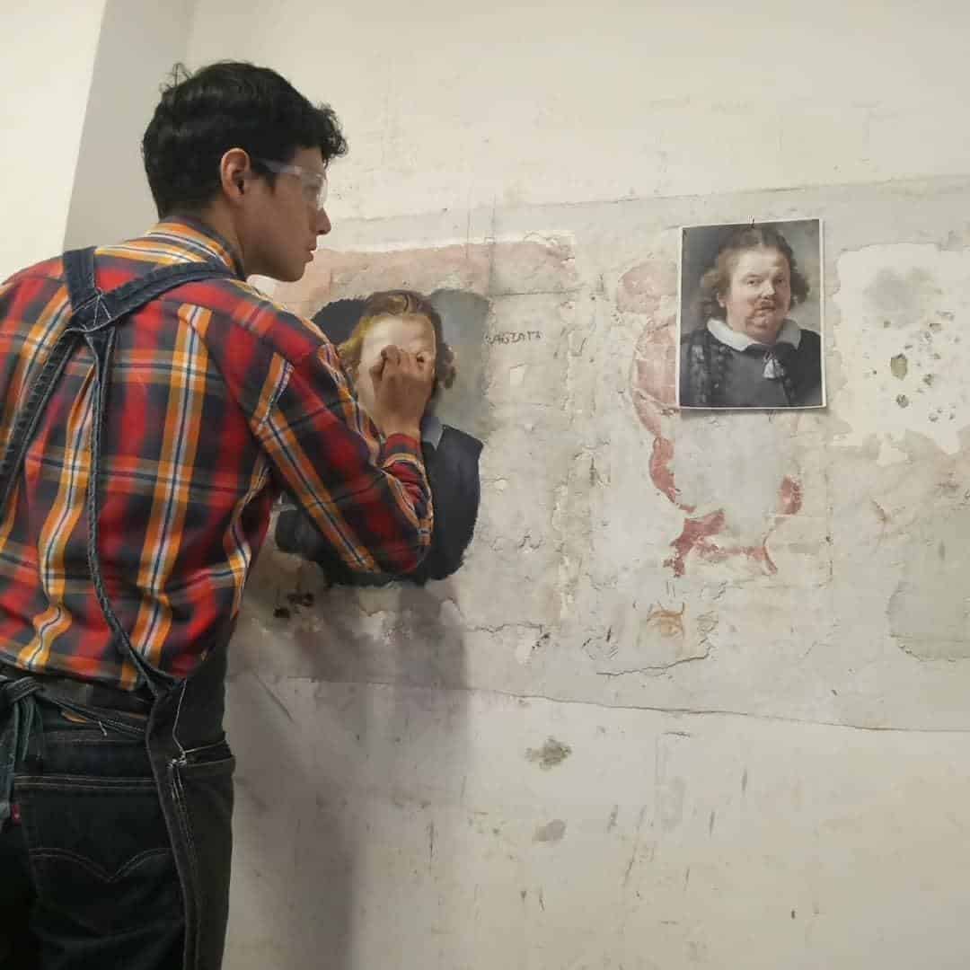 EN TALLER. De pintura al fresco.