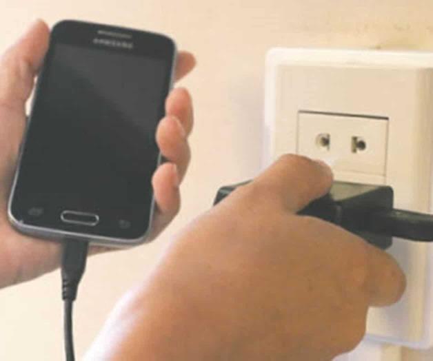 Adolescente muere electrocutado mientras cargaba su celular