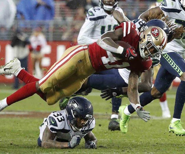 Sorprenden 49ers a los Halcones Marinos