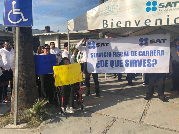 Protestan despedidos del SAT por inesperada liquidación en Matamoros Protestan despedidos del SAT por inesperada liquidación en Matamoros