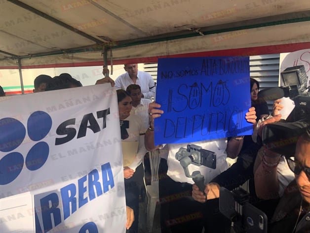 Protestan despedidos del SAT por inesperada liquidación en Matamoros Protestan despedidos del SAT por inesperada liquidación en Matamoros