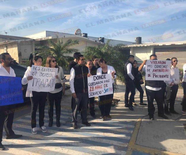Protestan despedidos del SAT por inesperada liquidación en Matamoros Protestan despedidos del SAT por inesperada liquidación en Matamoros