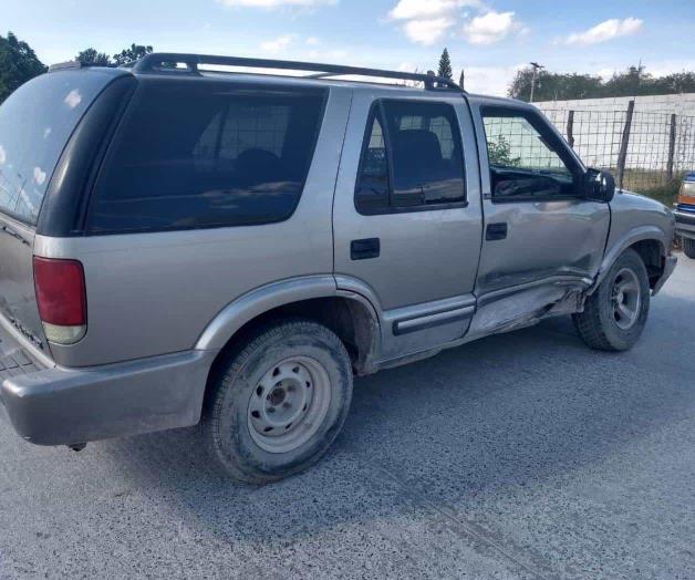 Omite alto y provoca un aparatoso choque