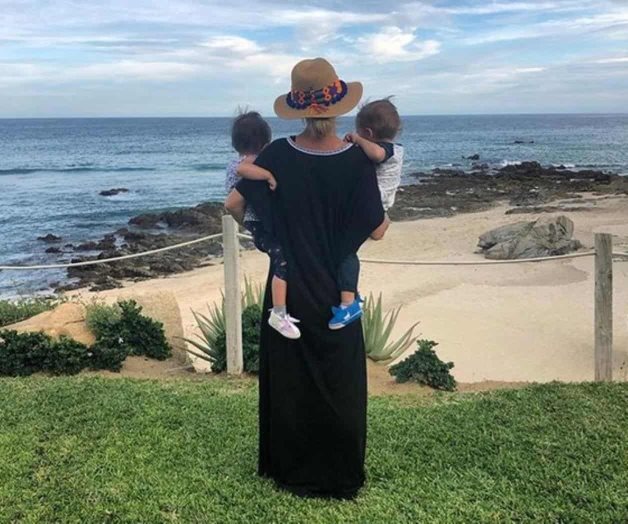 Comparte foto con sus gemelos