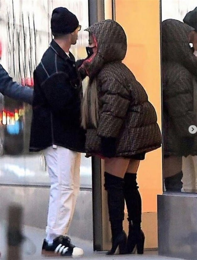 Captan a Ariana Grande paseando con su ex