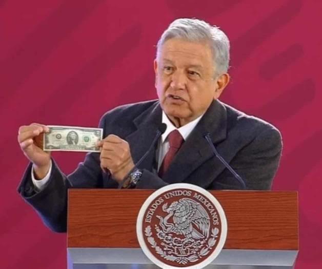 López Obrador muestra lo que trae en su cartera
